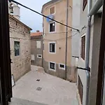 شقة Isidorus